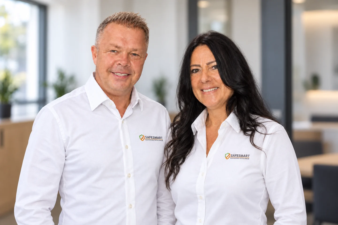 Marco und Rita Kampmann in weißen Hemden mit Safesmart-Logo