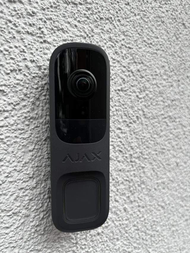 Montierte AJAX DoorBell an einer Hausfassade