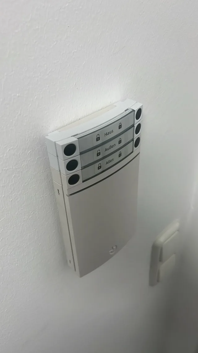 Bedienteil einer bestehenden Alarmanlage an einer Innenwand