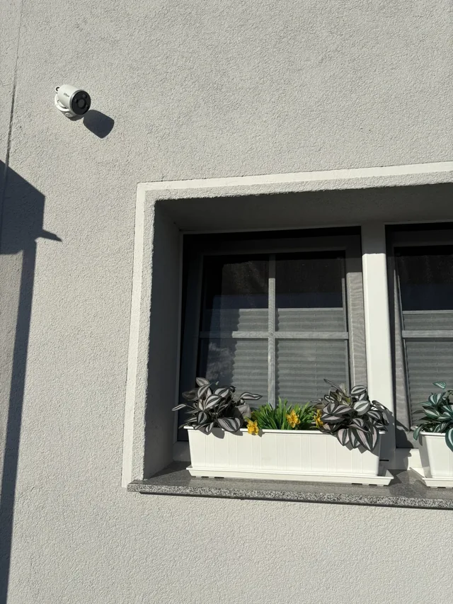 Montierte Außenkamera an der Fassade eines Wohnhauses