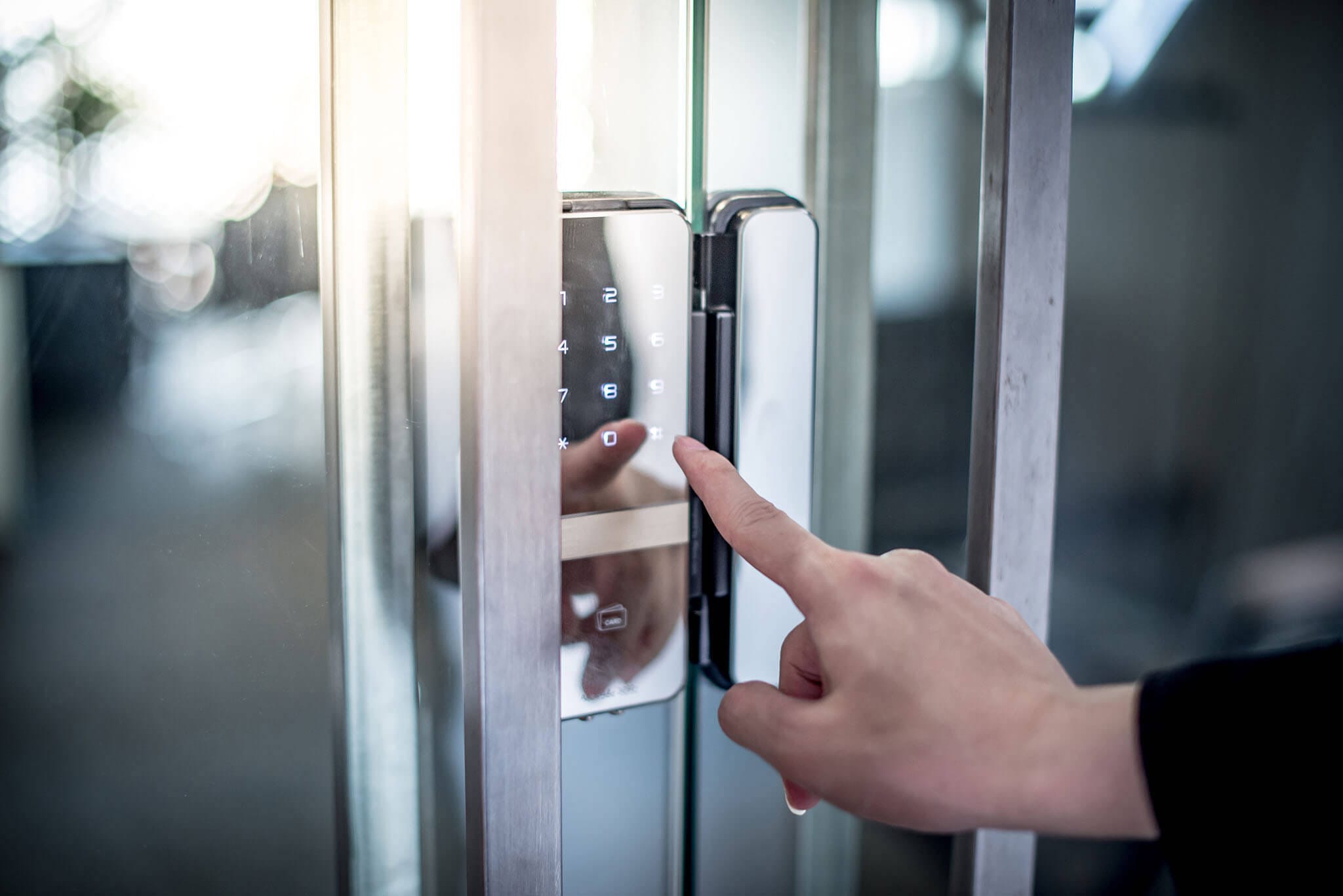 Access Control Installation Elektronische Zutrittskontrolle an einer Tür im Gewerbe
